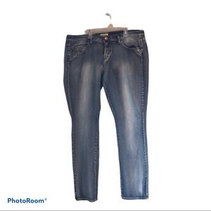 (LAST CHANCE) MUDD• Straight Leg Light Wash Jeans